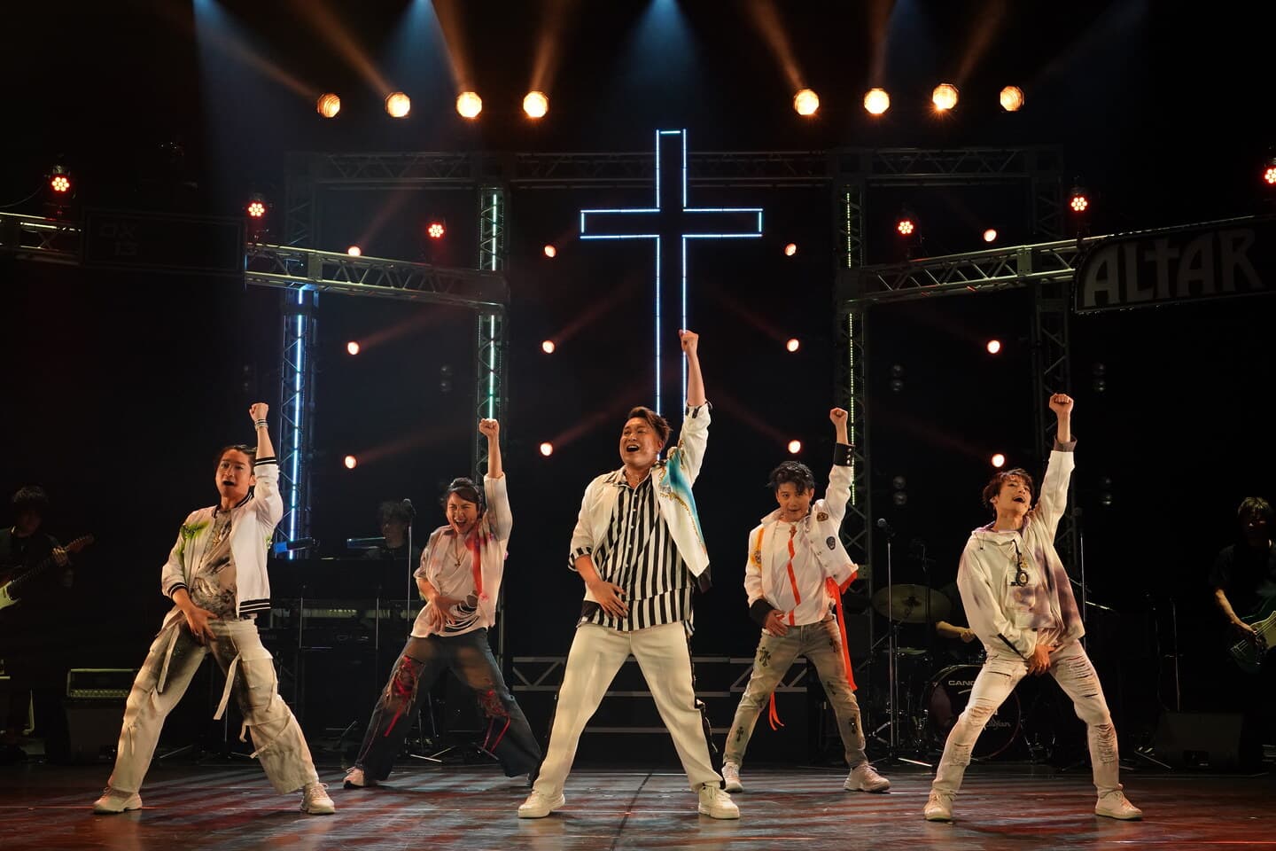 【オフィシャルプレスリリース】美しき男たちが、激しく歌い踊り“魂を救う”衝撃のミュージカル「ALTAR BOYZ」開幕!